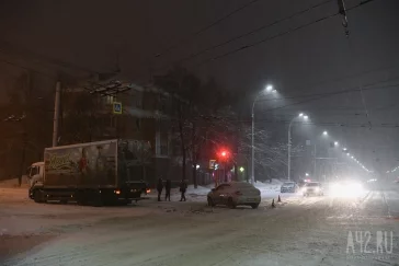 Фото: В Кемерове возле Парка Ангелов произошло серьёзное ДТП с такси 5