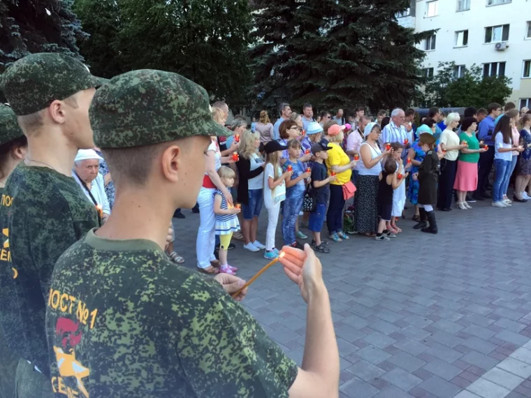 Фото: Кемеровчане приняли участие в акции «Свеча памяти» 2
