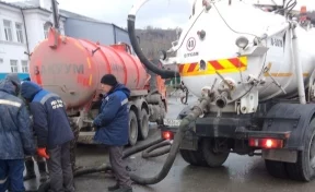 20 человек всю ночь устраняли засор канализации в кузбасском городе