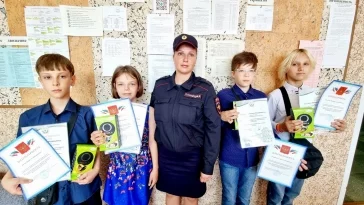Фото: В Кемерове дети нашли на улице банковские карты и отнесли в полицию: их наградили 2