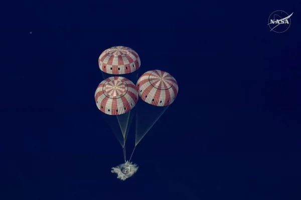 NASA: корабль Orion миссии Artemis II успешно приводнился в Тихом океане