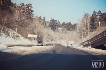 Фото: Люди и телёнок выпрыгнули из прицепа авто на трассе Кемерово — Новокузнецк 1