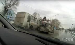 В Кузбассе маршрутка врезалась в эвакуатор