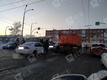 Фото: В Кемерове тройное ДТП с маршруткой заблокировало дорогу 3
