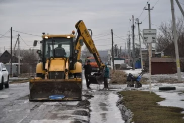Фото: В кузбасском городе талые воды подтопили частный сектор 2
