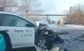 В Кемерове на Красноармейской улице автомобиль такси попал в серьёзное ДТП