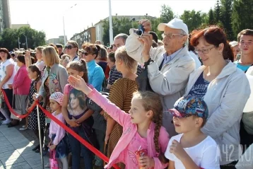 Фото: Перед филармонией в Кемерове открыли светомузыкальный фонтан 8