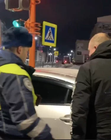 В Кемерове пьяный водитель уснул перед светофором и пытался доказать, что он пассажир