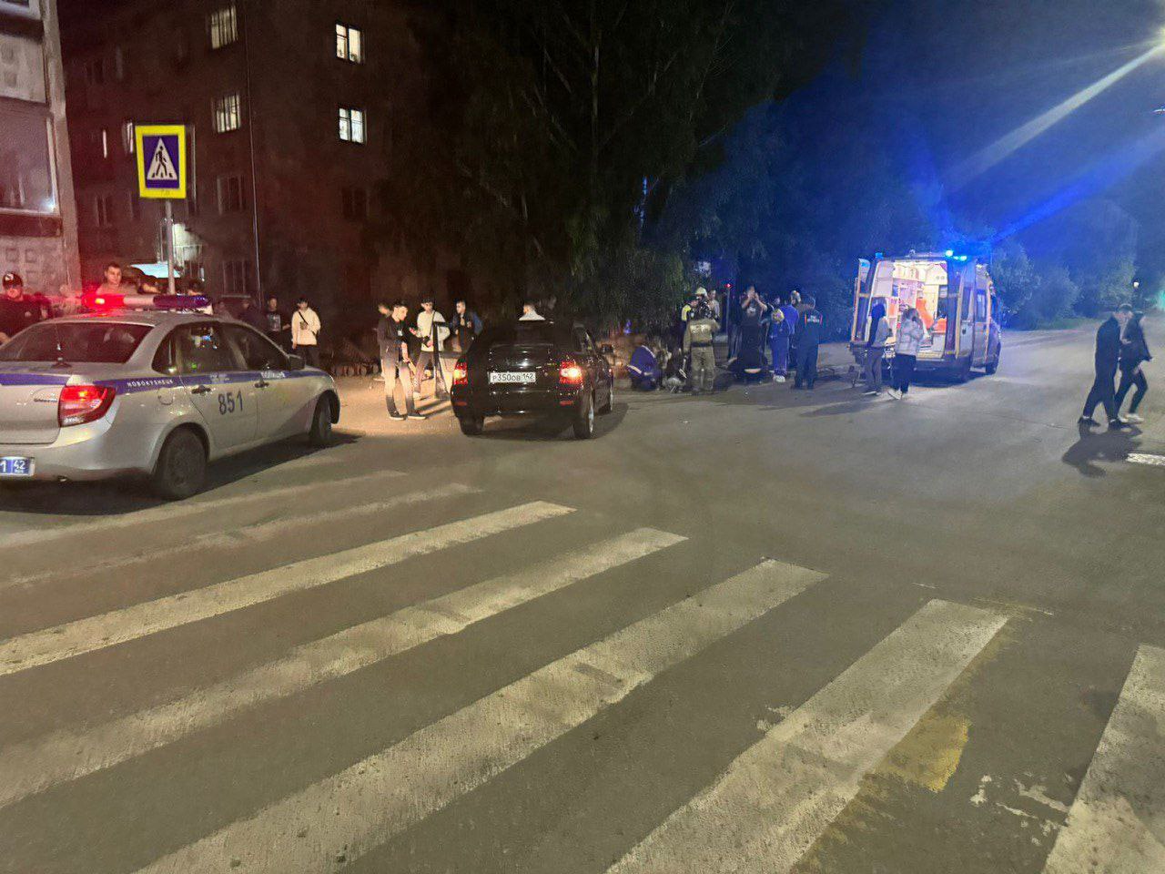 В Кузбассе 17-летний мотоциклист влетел в автомобиль: пострадали двое