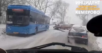 Фото: В Кемерове столкнулись рейсовый автобус и легковой автомобиль 1
