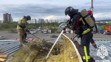 Фото: МЧС Кузбасса: в Кемерове ликвидировали пожар на рынке «Колос» 1