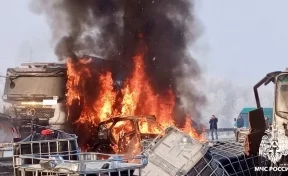 МЧС опубликовали фото ДТП с горящими машинами на трассе Кемерово — Новокузнецк