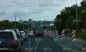 В Кемерове грузовик и легковушка не поделили полосу у въезда на Кузбасский мост