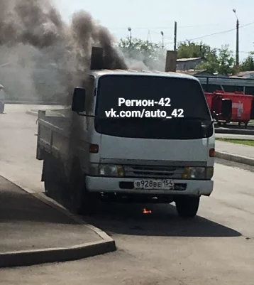 Фото: В Кемерове загорелся грузовик Toyota 1