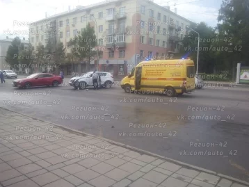Фото: Иномарка врезалась в дом в центре Кемерова 3