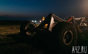 Соцсети: в Кузбассе в результате ДТП мужчину раздавило трактором