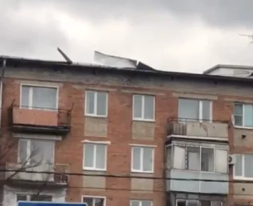Фото: «Взлетает крыша»: в Сети публикуют фото и видео последствий сильного ветра в Кузбассе 1