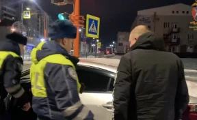 В Кемерове пьяный водитель уснул перед светофором и пытался доказать, что он пассажир