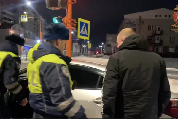 В Кемерове пьяный водитель уснул перед светофором и пытался доказать, что он пассажир