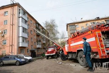 Фото: В центре Кемерова горит пятиэтажный жилой дом: есть пострадавший 1