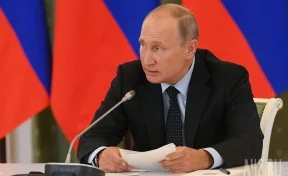 Президент РФ высказался за идею ежедневного поднятия российского флага в школах