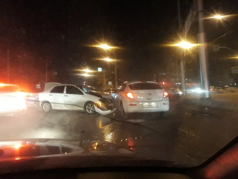Фото: В Кемерове на пересечении Волгоградской улицы и проспекта Октябрьский столкнулись три автомобиля 2
