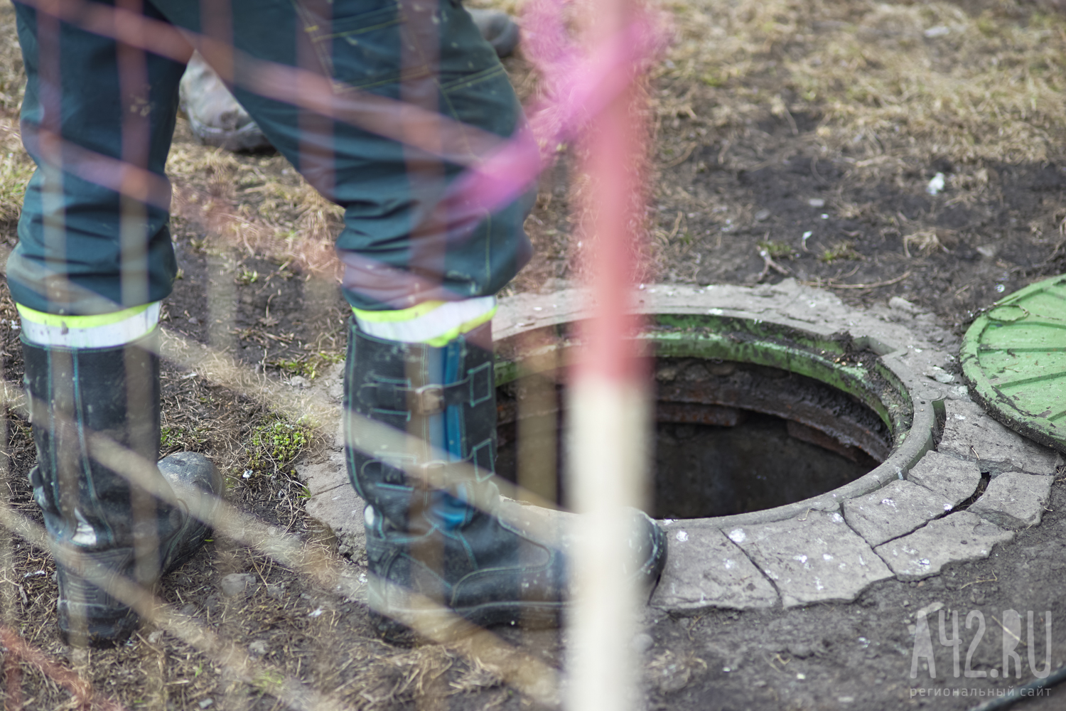 Двое мужчин погибли при очистке канализационного колодца в Кузбассе