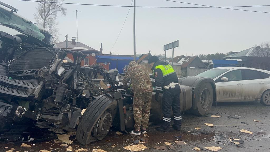 Смертельное ДТП с грузовиками произошло в Свердловской области 