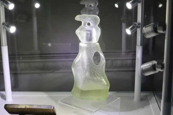 Жительниц Кузбасса позвали посмотреть на флаконы популярного парфюма 