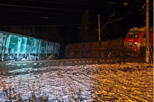 В Иркутской области причиной схода вагонов грузового состава стал посторонний предмет на путях