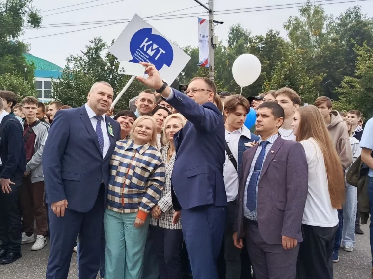 Фото: Селфи с губернатором и памятные гвоздики: в Новокузнецке и Кемерове начали праздновать День шахтёра 3