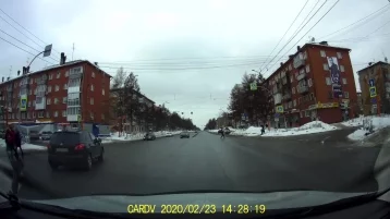Фото: В центре Кемерова водитель дорогого кроссовера трижды нарушил ПДД 1