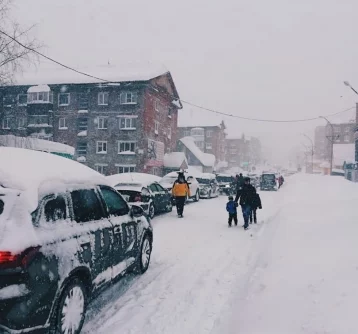 Фото: Два метра снега за двое суток: в Шерегеше сохраняется сложная обстановка на дорогах 1