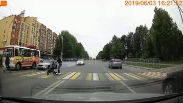 Фото: В Кемерове автомобиль чуть не сбил девушку с коляской на пешеходном переходе 1