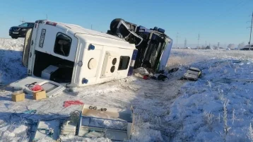 Фото: На Алтае при столкновении с грузовиком погибли водитель и пациент скорой помощи 1