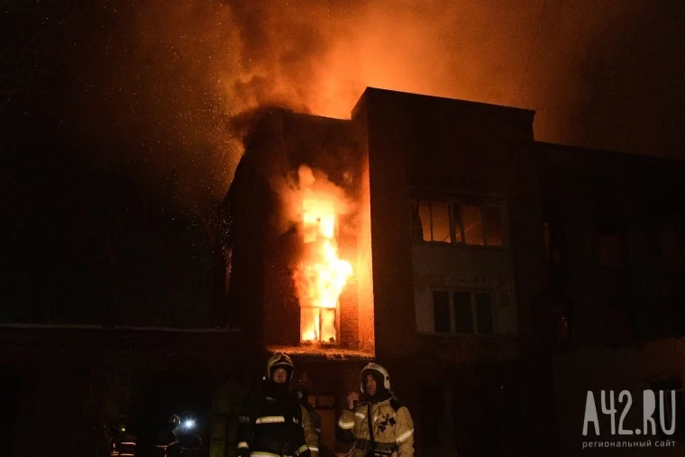 Фото: Пожар в здании мебельного центра в Кемерове потушен полностью 5