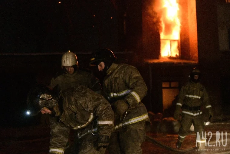 Фото: Пожар в здании мебельного центра в Кемерове потушен полностью 8