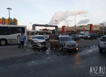 Фото: В Кемерове на Ленинградском проспекте столкнулись машины 1