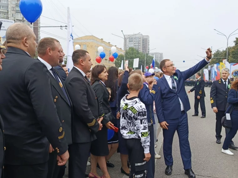 Фото: Селфи с губернатором и памятные гвоздики: в Новокузнецке и Кемерове начали праздновать День шахтёра 4