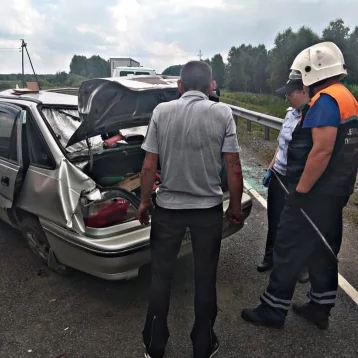 Фото: На кузбасской трассе автомобиль Daewoo врезался в отбойник, есть пострадавший 1