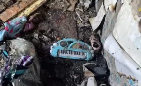 Игрушки в саже: СК Кузбасса показал видео из сгоревшего дома, где погибли 3 детей