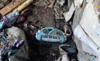 Игрушки в саже: СК Кузбасса показал видео из сгоревшего дома, где погибли 3 детей