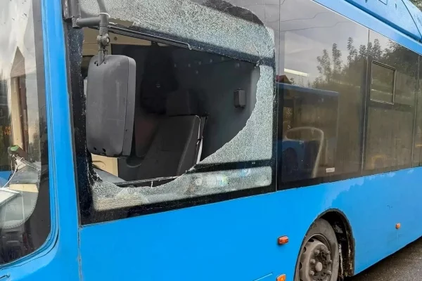 В Новокузнецке недовольный поездкой пассажир разбил окно автобуса