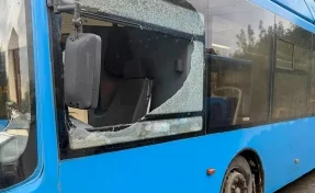В Новокузнецке недовольный поездкой пассажир разбил окно автобуса