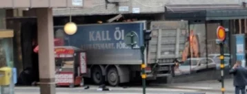 Фото: В Стокгольме грузовик въехал в толпу: власти назвали случившееся терактом 1