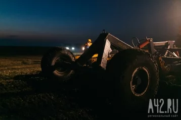 Фото: Соцсети: в Кузбассе в результате ДТП мужчину раздавило трактором 1