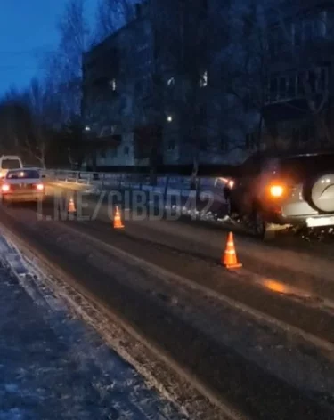 В Кузбассе иномарка сбила 7-летнюю девочку, выбежавшую на дорогу