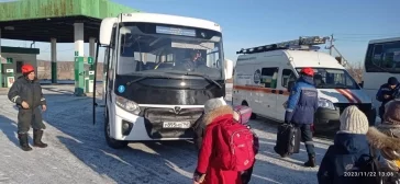 Фото: Ехали на конкурс: автобус с детьми сломался на трассе в Кузбассе 2