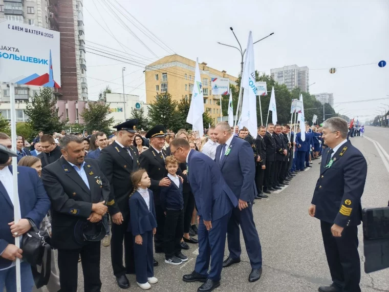 Фото: Селфи с губернатором и памятные гвоздики: в Новокузнецке и Кемерове начали праздновать День шахтёра 6