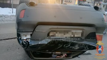 Фото: Легковушка опрокинулась на крышу после ДТП на кемеровском перекрёстке 1